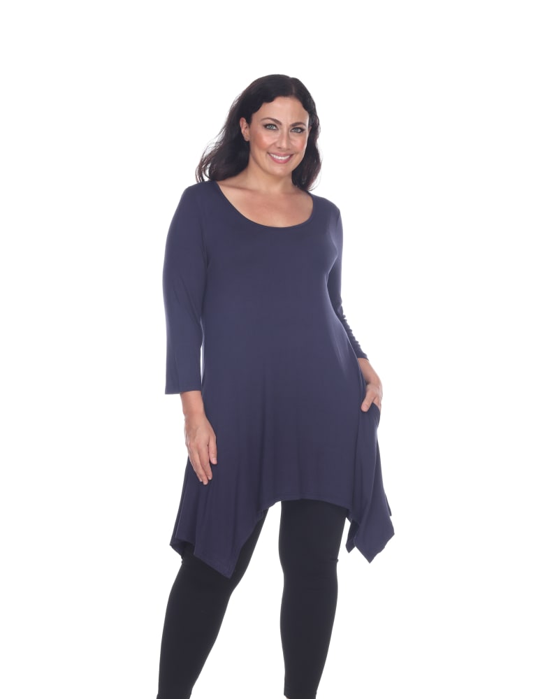 Front of a model wearing a size 4X Makayla Tunic Top in Navy by White Mark. | dia_product_style_image_id:246448